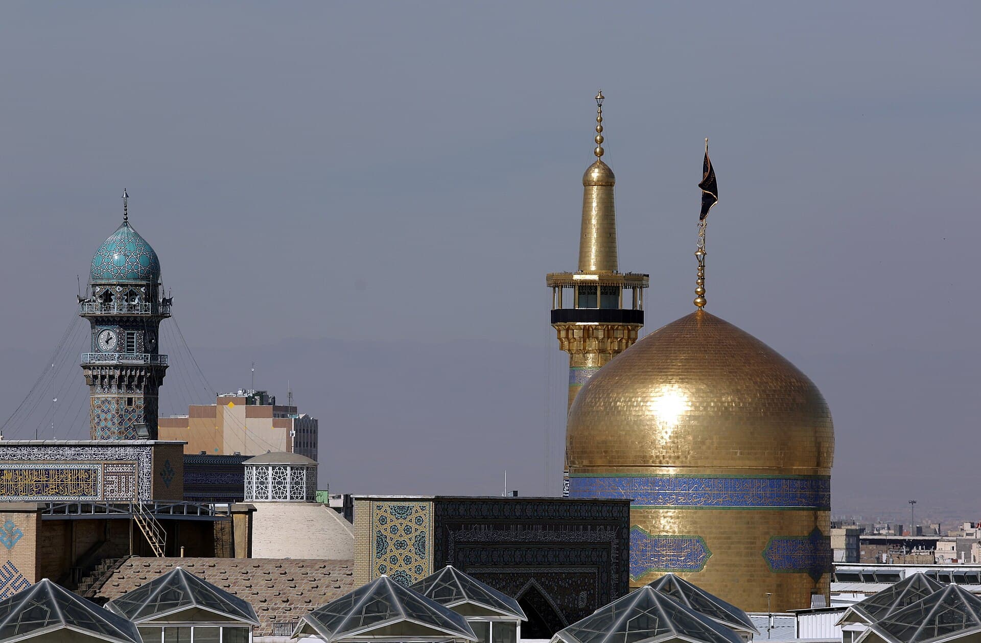 گنبد طلایی حرم امام رضا در مشهد