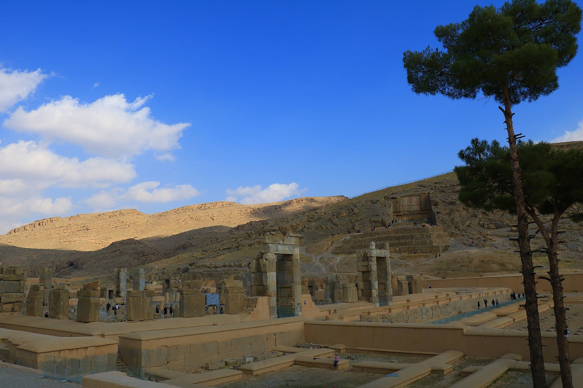 ستون‌های تخت‌جمشید در شیراز